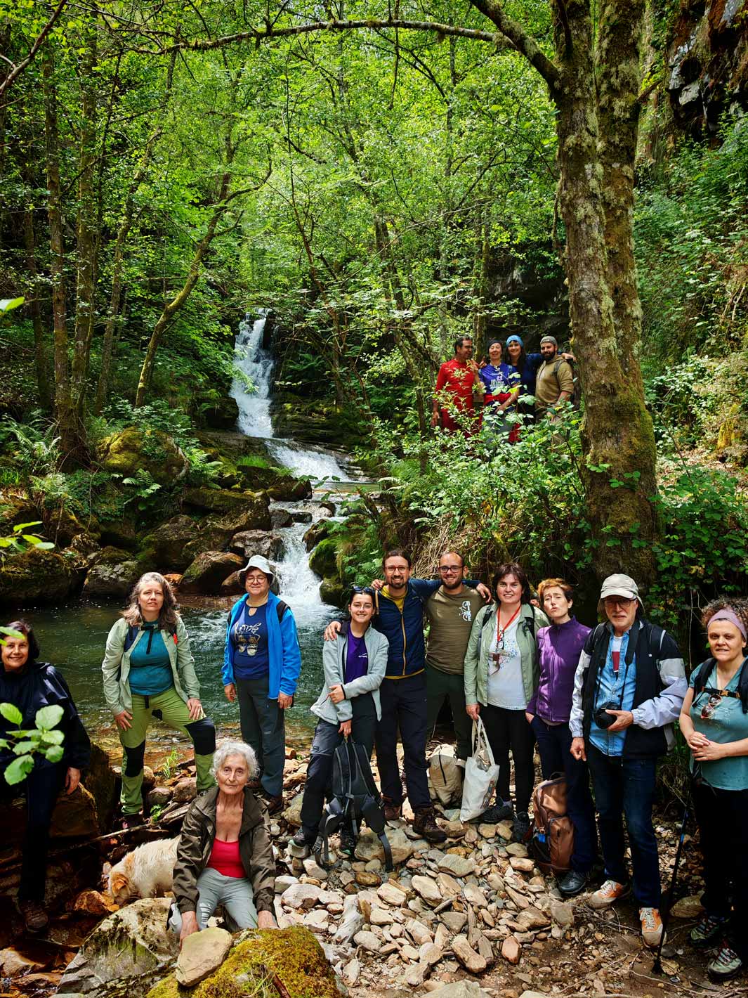 Grupo de participantes en la cascada